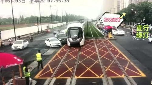 国产电车被撞视频真实图片,瞬间失控！